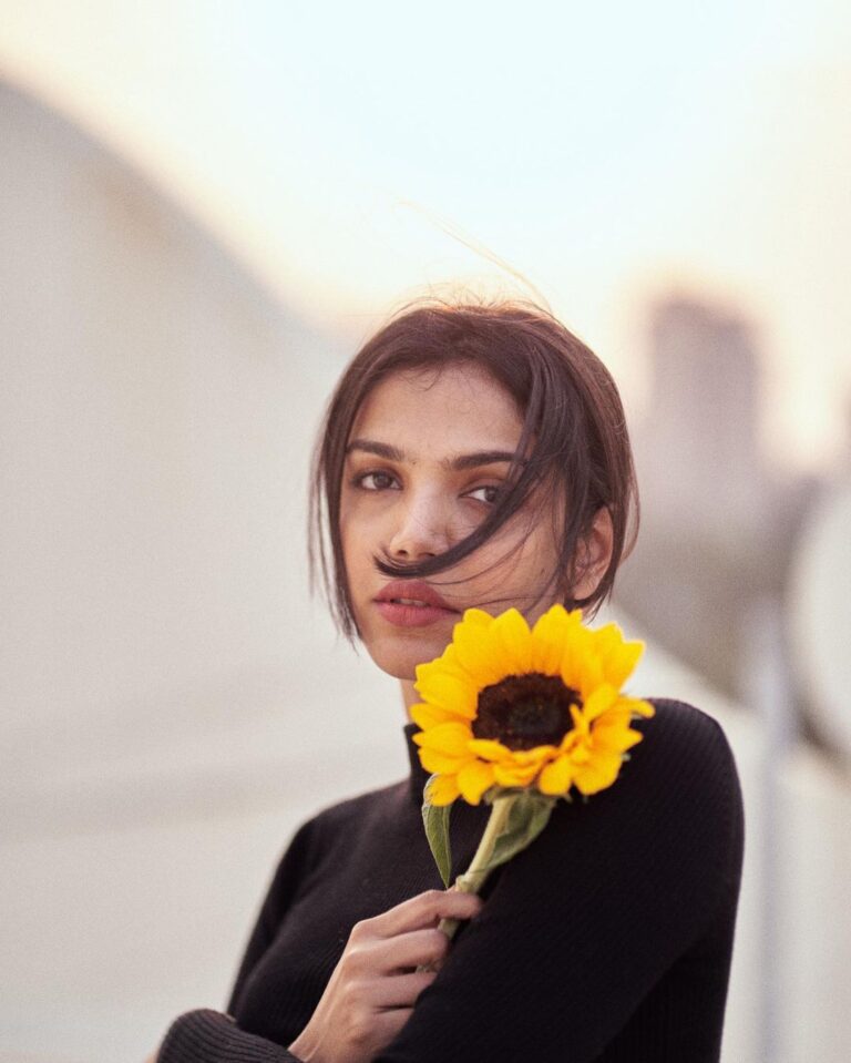 Shriya Pilgaonkar Instagram - Sometimes all it takes is a sunflower & some breeze 🌻 Photos by @dieppj #April #AprilPhool #Sunflower