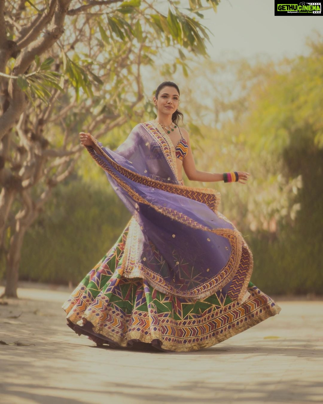 Shriya Pilgaonkar Instagram - šš² #ShriyaXTorani Wearing @toraniofficial Hair : @ranthlei_maria @bkccad Makeup : @chinir_just_chinir jewels : @shriparamanijewels Photography @joeydoesntshootauto #Torani #Indian #Lehenga #ootd #Summer #Colour #love #ShriyaPilgaonkar #Stylefile