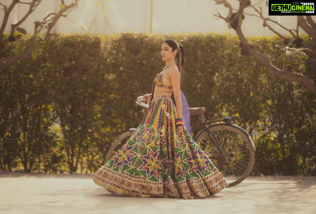 Shriya Pilgaonkar Instagram - 🍭🚲 #ShriyaXTorani Wearing @toraniofficial Hair : @ranthlei_maria @bkccad Makeup : @chinir_just_chinir jewels : @shriparamanijewels Photography @joeydoesntshootauto