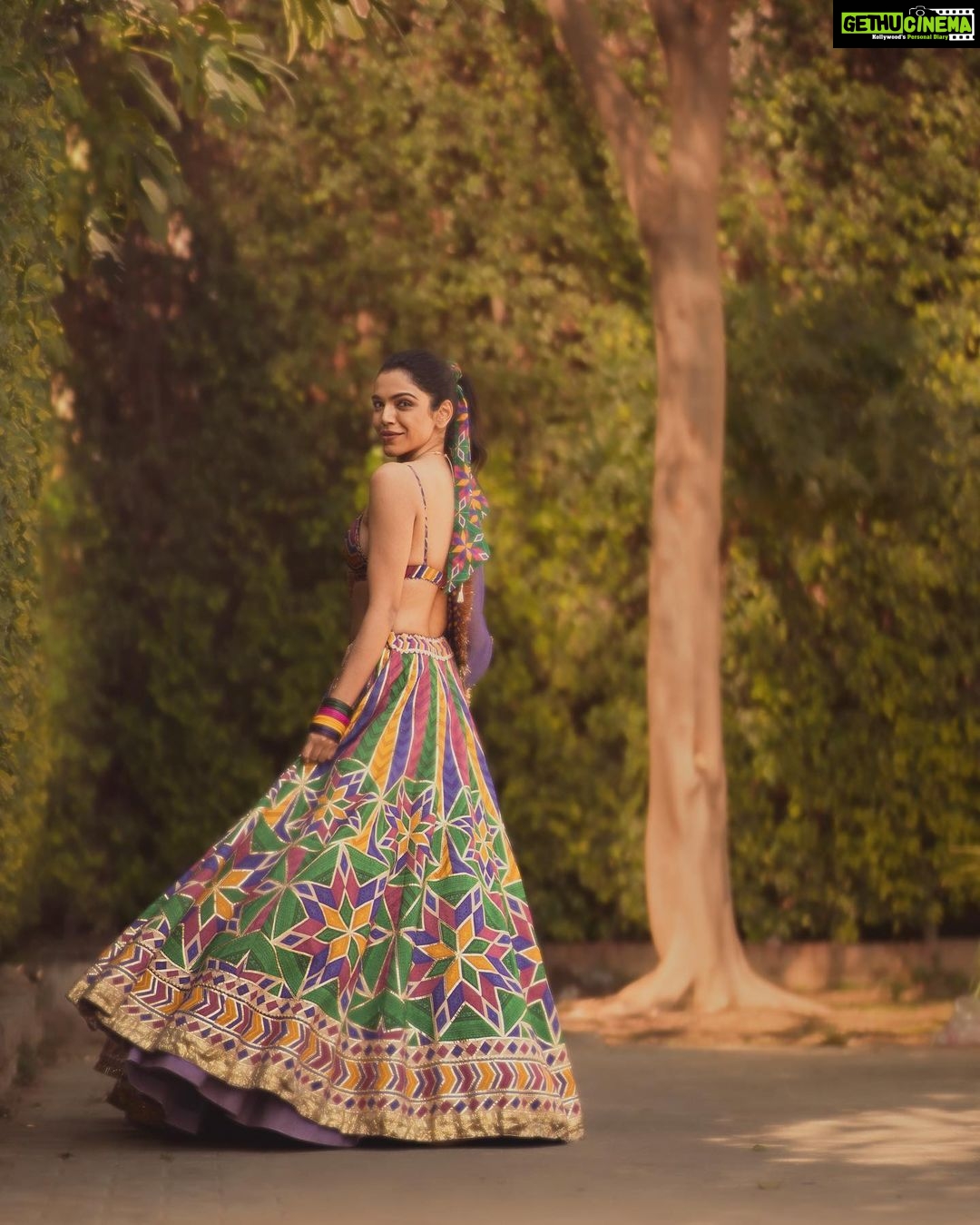 Shriya Pilgaonkar Instagram - šš² #ShriyaXTorani Wearing @toraniofficial Hair : @ranthlei_maria @bkccad Makeup : @chinir_just_chinir jewels : @shriparamanijewels Photography @joeydoesntshootauto #Torani #Indian #Lehenga #ootd #Summer #Colour #love #ShriyaPilgaonkar #Stylefile
