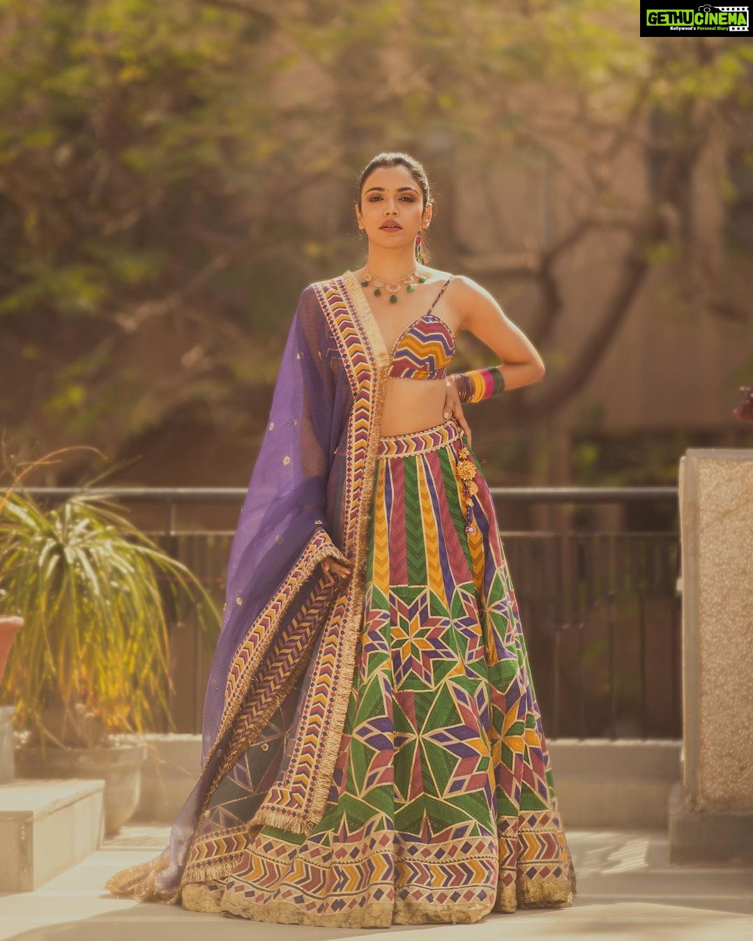 Shriya Pilgaonkar Instagram - šš² #ShriyaXTorani Wearing @toraniofficial Hair : @ranthlei_maria @bkccad Makeup : @chinir_just_chinir jewels : @shriparamanijewels Photography @joeydoesntshootauto #Torani #Indian #Lehenga #ootd #Summer #Colour #love #ShriyaPilgaonkar #Stylefile