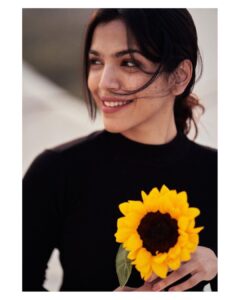 Shriya Pilgaonkar Instagram - Found April in my arms 🌻

#AprilPhool #April #sunflower