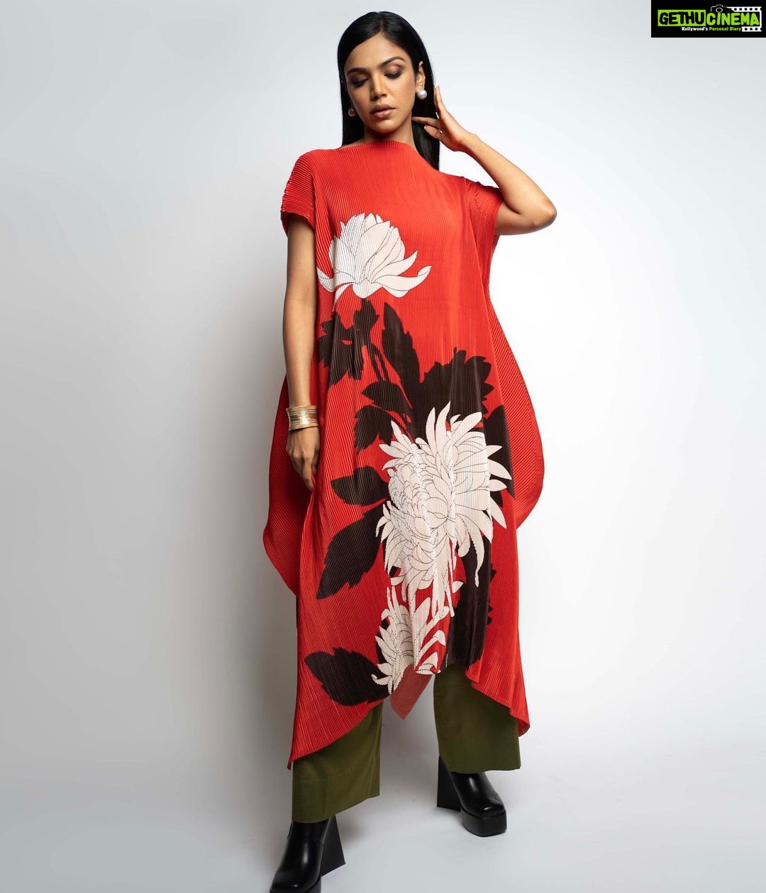 Shriya Pilgaonkar Instagram - My kinda sexy 🍷 (Those boots are everything ) Team Styling: @yuktisodha Photographer: @palashsverma Make up: @makeupandhairbyshruti Hair @darshana.mule Wearing: @payalkhandwala Jewellery: @minerali_store Boots: @londonrag_in #ootd #KBC #PayalKhandwala #Stylefile #boots #Easy #redandblack