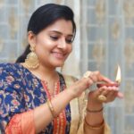 Shruthi Raj Instagram - 𝚆𝙸𝚂𝙷 𝚈𝙾𝚄 𝙰𝙻𝙻 𝙰 𝚂𝙰𝙵𝙴 𝙰𝙽𝙳 𝙷𝙰𝙿𝙿𝚈 𝙳𝙴𝙴𝙿𝙰𝚅𝙰𝙻𝙸 🪔🪔🪔🎆🎆🎆
