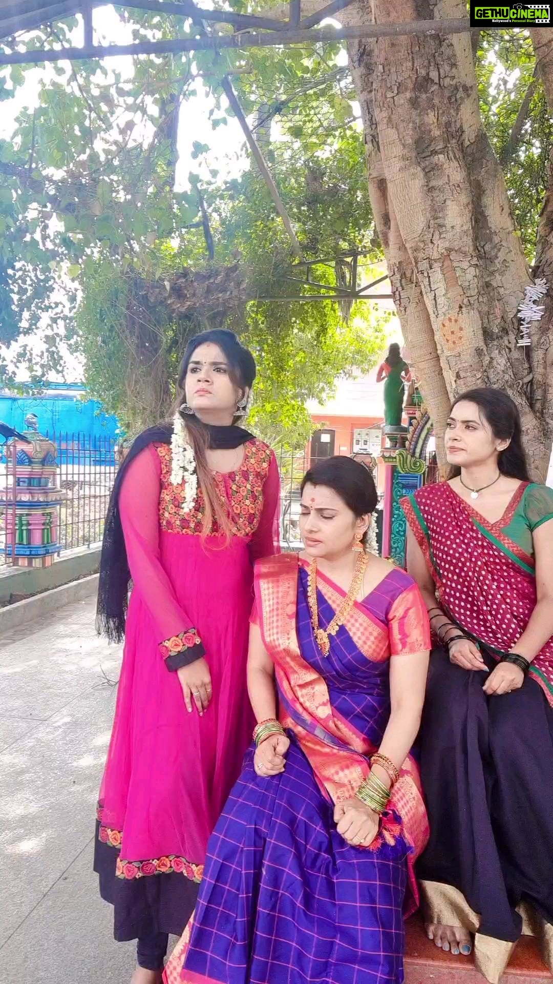 Shruthi Raj Instagram - 🤣🤣🤣 @actresssahanaa @tharsika_tharshi