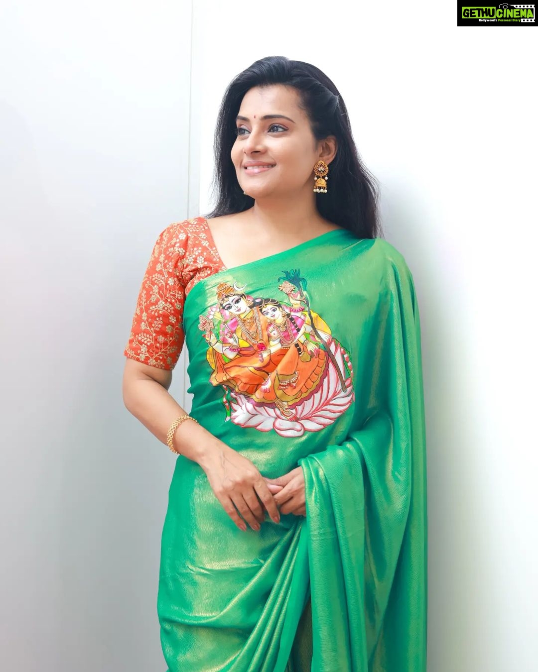 Shruthi Raj Instagram - ❤️wearing a beautiful hand painted saree from @varna_vasthiram hand painted outfits are beautiful and unique way to enhance ur personal style and wardrobe.. customization is available..They do painting on skirts,blouse,kurti,sarees and kids wear... Do check out @varna_vasthiram to get ur outfits painted...