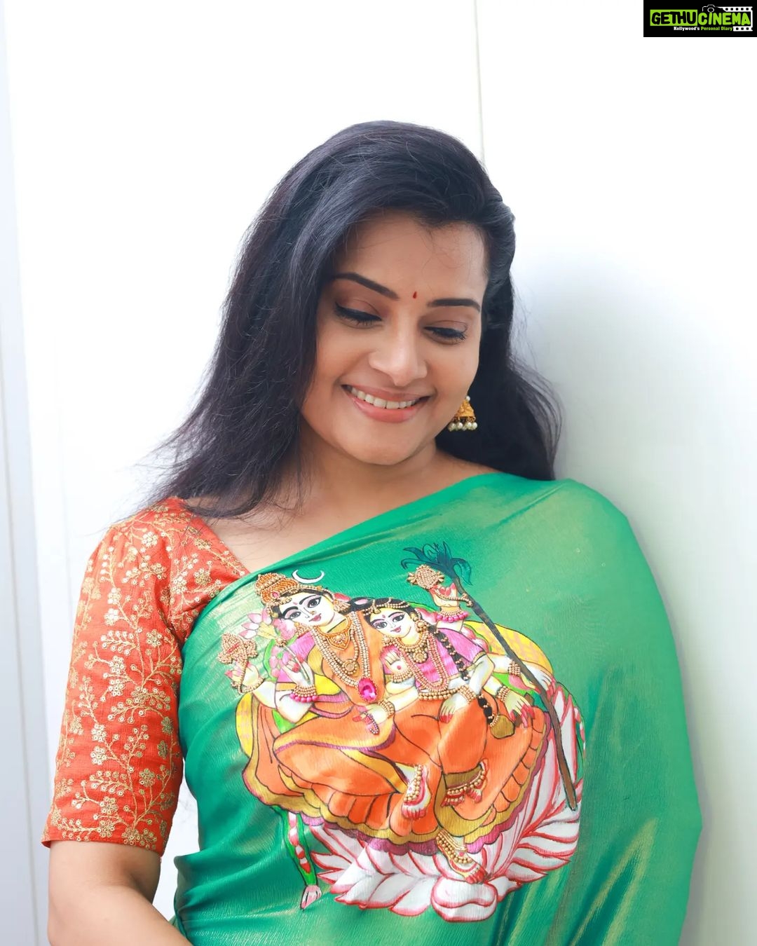 Shruthi Raj Instagram - ❤️wearing a beautiful hand painted saree from @varna_vasthiram hand painted outfits are beautiful and unique way to enhance ur personal style and wardrobe.. customization is available..They do painting on skirts,blouse,kurti,sarees and kids wear... Do check out @varna_vasthiram to get ur outfits painted...