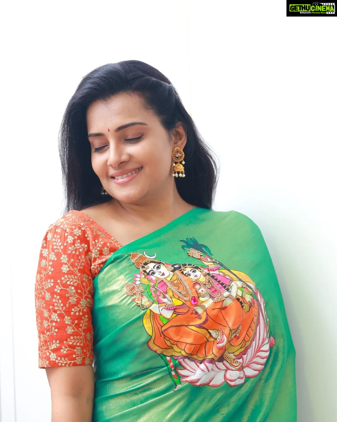 Shruthi Raj Instagram - ❤️wearing a beautiful hand painted saree from @varna_vasthiram hand painted outfits are beautiful and unique way to enhance ur personal style and wardrobe.. customization is available..They do painting on skirts,blouse,kurti,sarees and kids wear... Do check out @varna_vasthiram to get ur outfits painted...