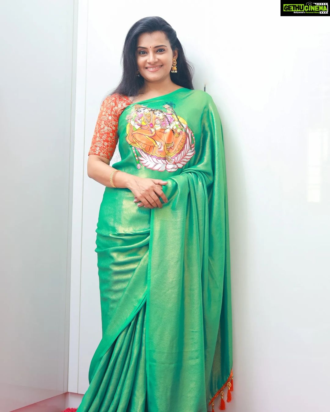 Shruthi Raj Instagram - ❤️wearing a beautiful hand painted saree from @varna_vasthiram hand painted outfits are beautiful and unique way to enhance ur personal style and wardrobe.. customization is available..They do painting on skirts,blouse,kurti,sarees and kids wear... Do check out @varna_vasthiram to get ur outfits painted...