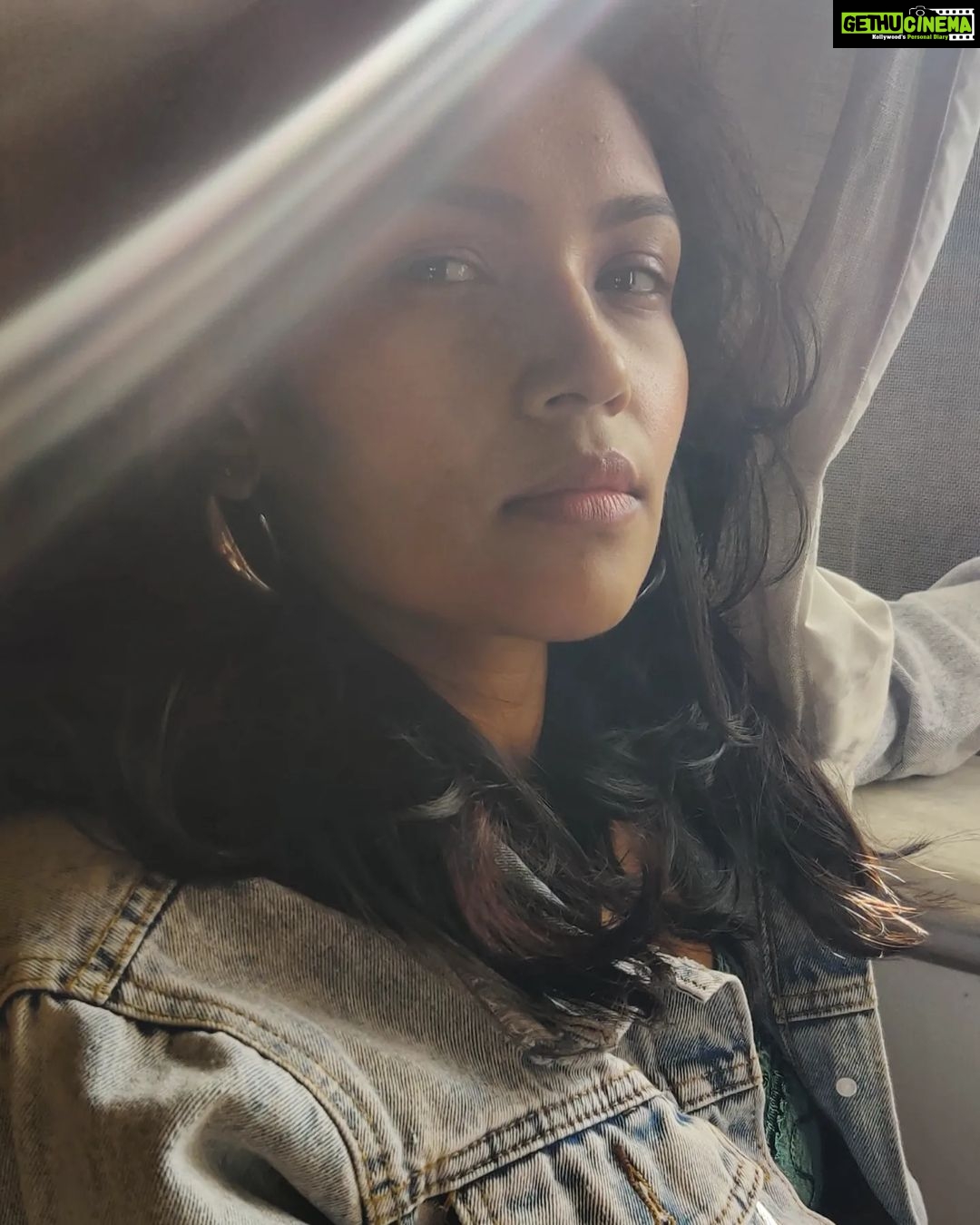 Shruti Bapna Instagram - S H A D E S 🧁 . . . . . #portrait #photographs #moodphotography #lightleak #homestudio #goodhairday #wintersun #mumbai Mumbai, Maharashtra