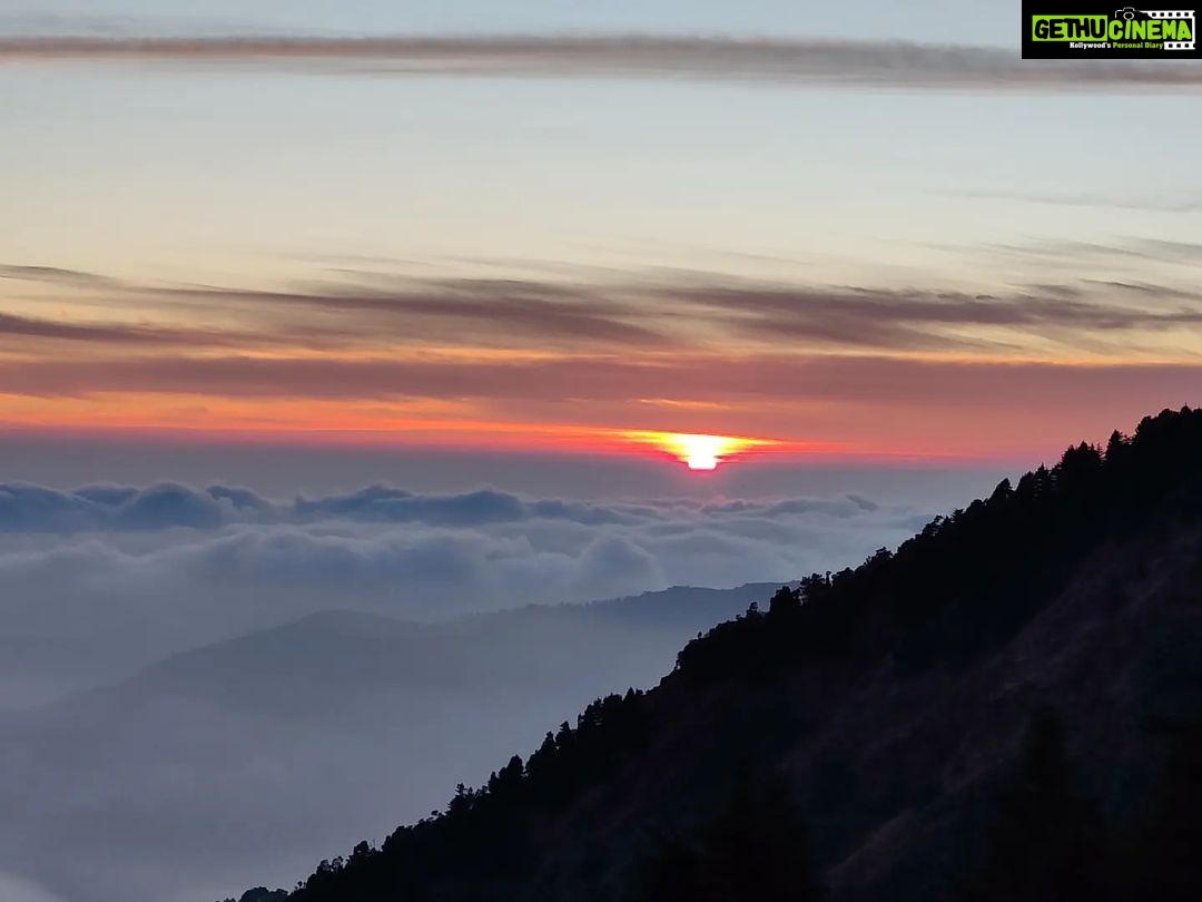 Shruti Bapna Instagram - At my best when traveling solo ☺️ Swipe for some crazy sunsets 🌄 . . . . . #perksofaloner #solotraveler #himachalgram #dehradun #mussoorie #dhanaulti #mountainview #hillstationsofindia #sunsetview #sunsetphotography Mussoorie