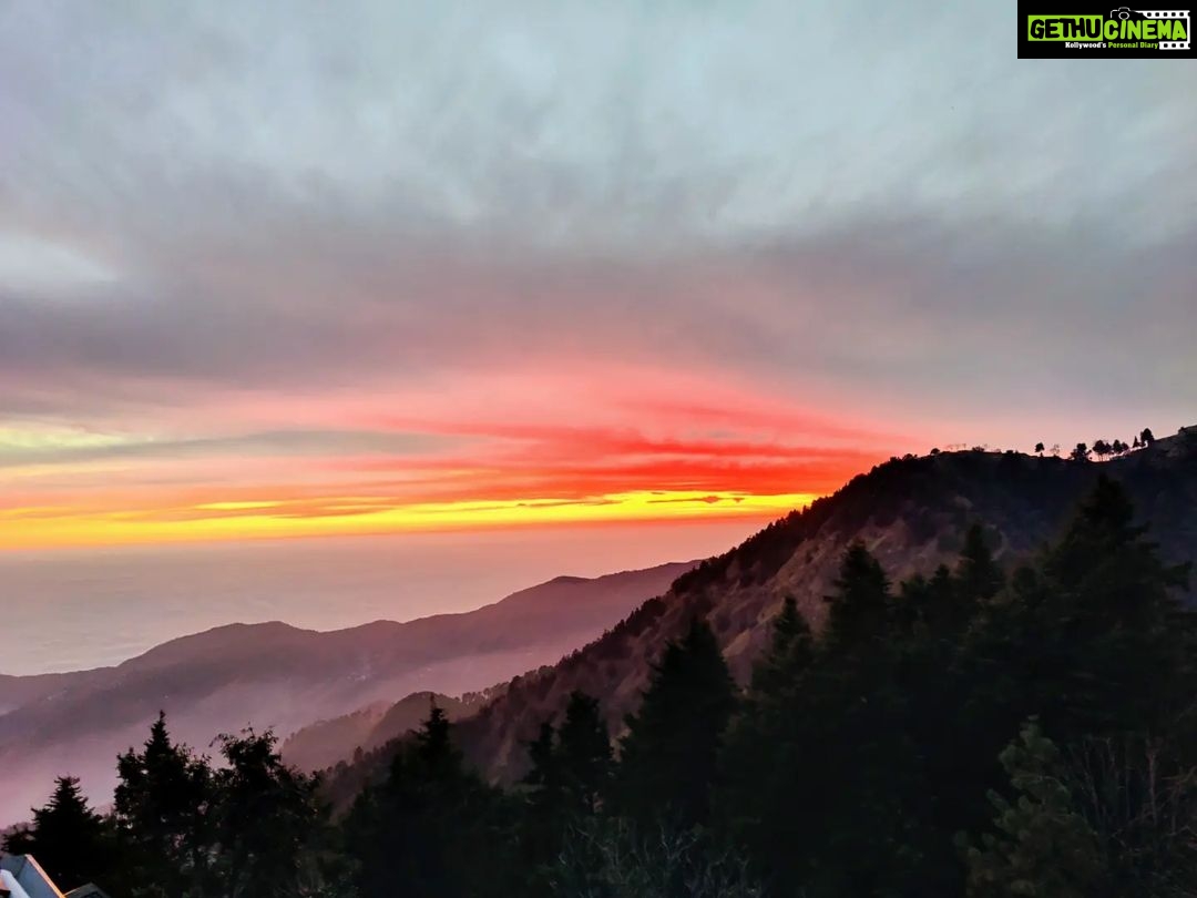 Shruti Bapna Instagram - At my best when traveling solo ☺️ Swipe for some crazy sunsets 🌄 . . . . . #perksofaloner #solotraveler #himachalgram #dehradun #mussoorie #dhanaulti #mountainview #hillstationsofindia #sunsetview #sunsetphotography Mussoorie