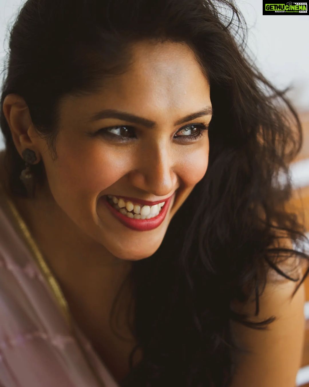 Shruti Bapna Instagram - Sometimes actors laugh exactly on the cue that you are not supposed to 😅 #laughoutloud #laughlinesaregood #portrait_mood