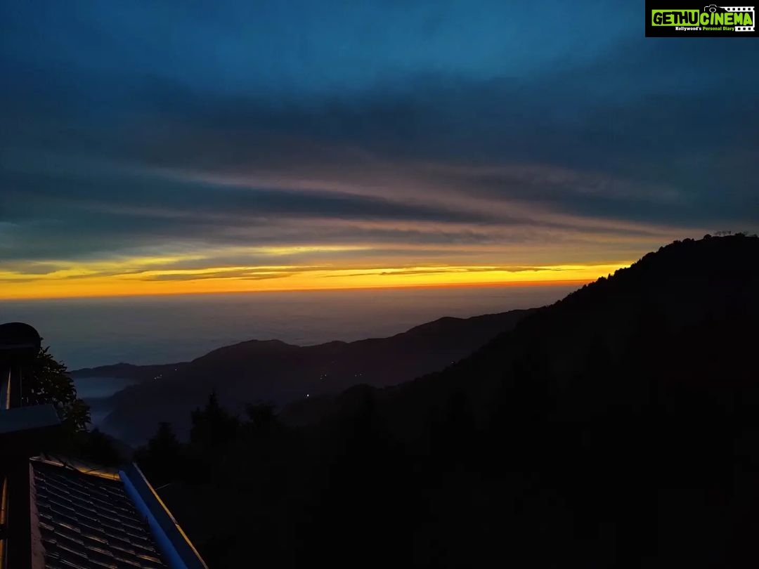 Shruti Bapna Instagram - At my best when traveling solo ☺️ Swipe for some crazy sunsets 🌄 . . . . . #perksofaloner #solotraveler #himachalgram #dehradun #mussoorie #dhanaulti #mountainview #hillstationsofindia #sunsetview #sunsetphotography Mussoorie