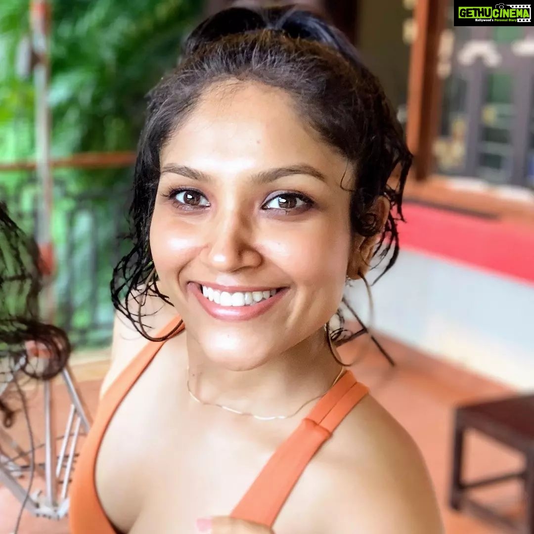 Shruti Bapna Instagram - My "no network" face 😁☺ Happy weekend💫 . . . . . #smilemore #stayhappy #shootlife #yogagirl #yogalifestyle #yogaflow