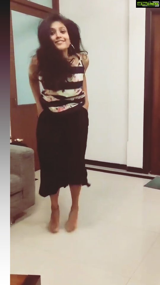 Shruti Bapna Instagram - Inspired by many many accounts that constantly make dancing reels believing they are killing it but actually they are killing us 😅😉🤣 . . . . . #godsaveus #instareels #banthoseaccounts #offbeat #comedy #dancer #dance #shuffledance #girllikeme #shrutibapna