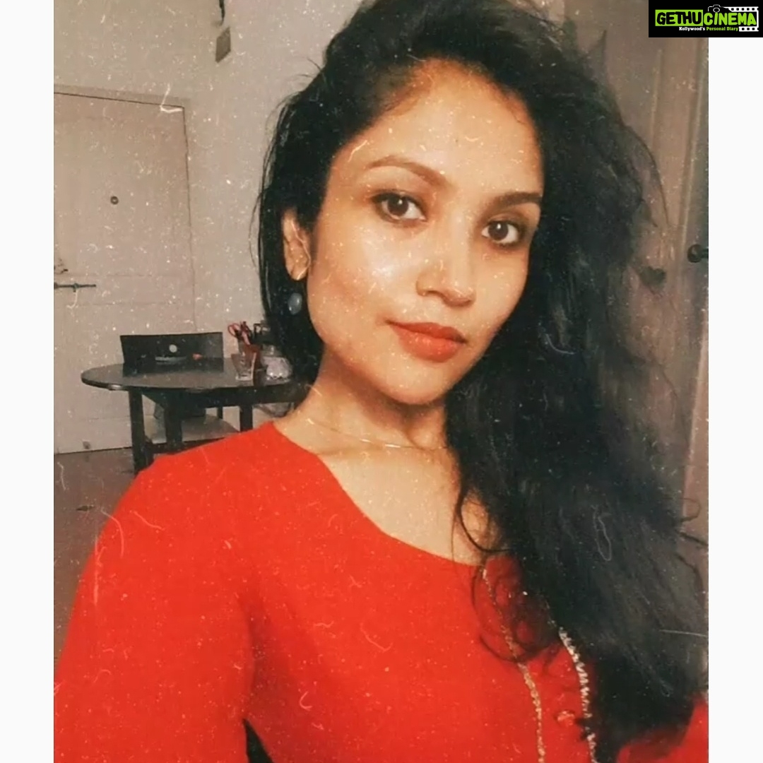 Shruti Bapna Instagram - One of my major challenges in life includes posting on instagram π
Well... after a long days work... chalo instagram instagram khelein ππ€¦ββοΈπ€·ββοΈπββοΈπ #hellojuly #redvibes #friyay #shrutibapna