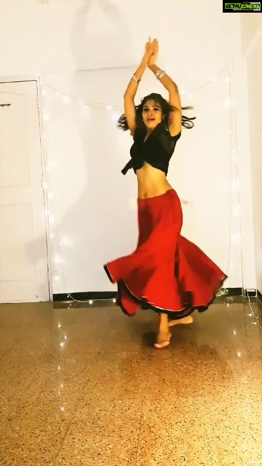 Shruti Bapna Instagram - 💃 . . . . . #chupkese #saathiya #dance #bollywooddance #bollywoodsongs #dancer #monsoonvibes #ranimukherjee #indiandance #indiandancer #instadance #sundayfeels #bailaoras #sábado #bailando