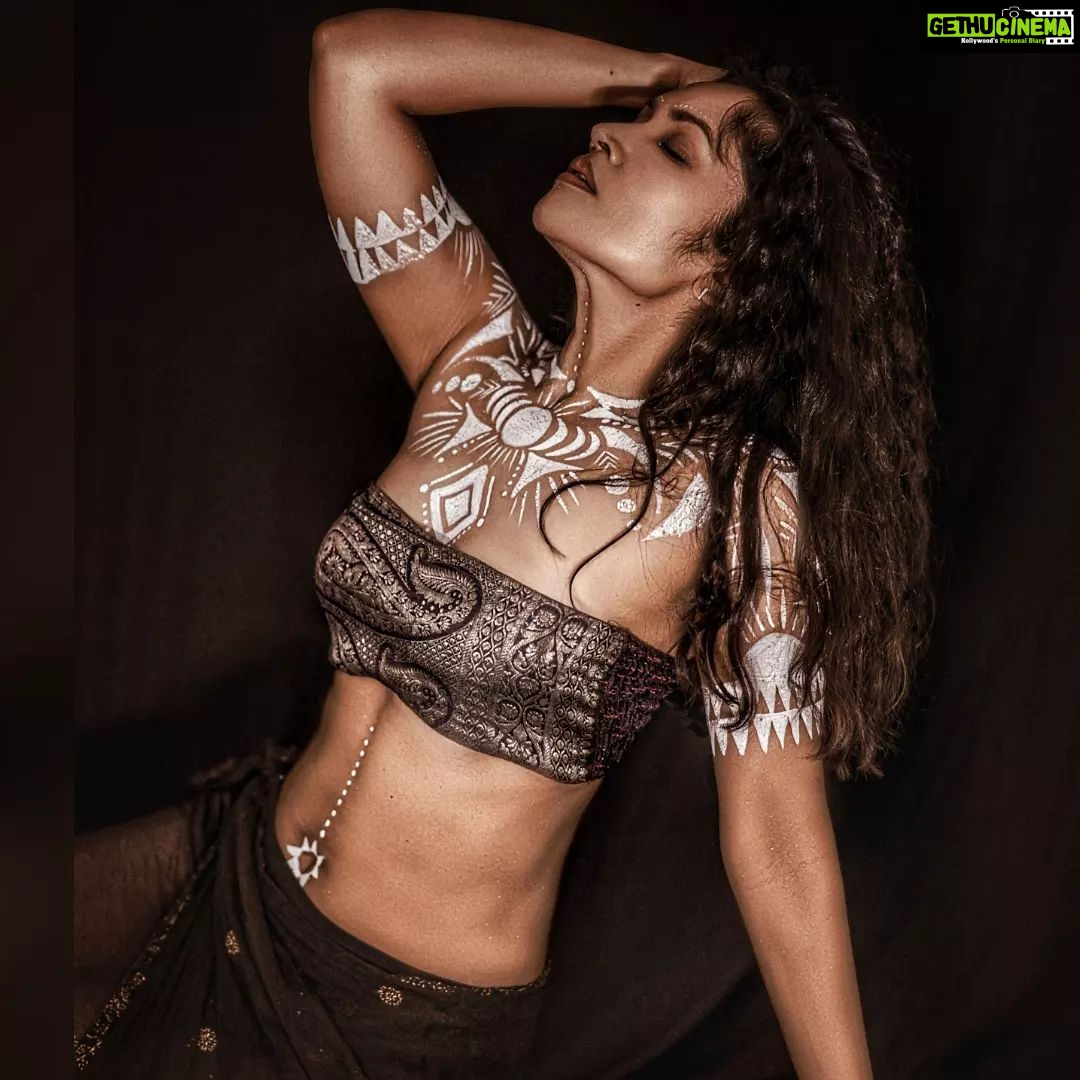 Shruti Bapna Instagram - ♧The Feminine Mystery♧ She's a phenomenon. She's real, she's deep. She's logical and mystical. She loves deep and fast. With all of herself, or not one bit. She is fierceness and tenderness, within the same breath. This is her beauty. In her total lack of in betweens.💫 📸 @vikasbalram 👏❤ Body art @clarijoh 🙌❤ Human now streaming on Hotstar. Watch now! . . . . . . #bodyart #bodypainting #divinefeminine #godess #shrutibapna #wildchild #boho #bohofashion #hippiestyle #africanstyle #modafeminina #bodypositivity #shrutibapnaofficial #photography #photoseries #blackandwhite #indianfashion #Human #HotstarSpecials