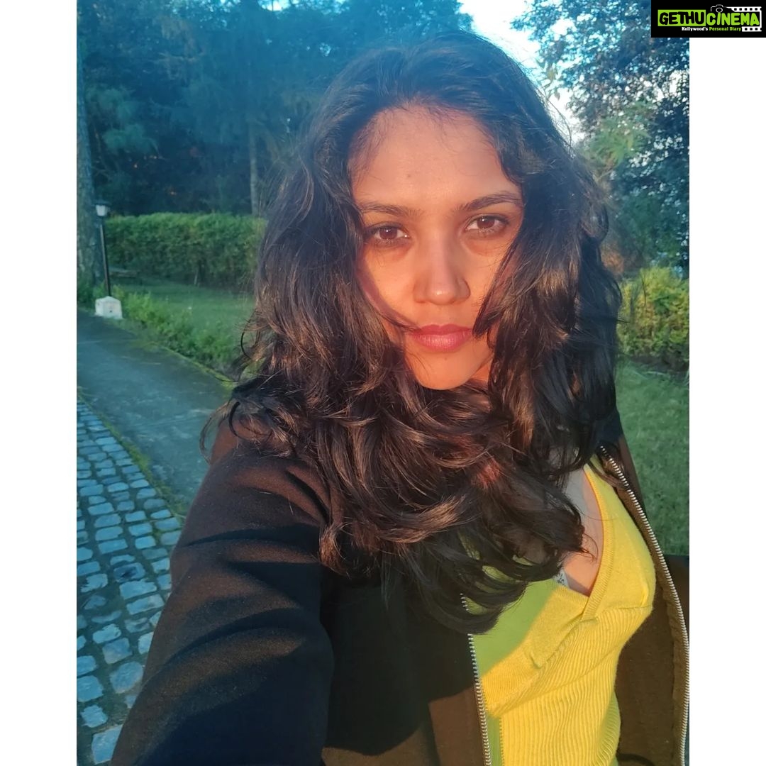 Shruti Bapna Instagram - Magic ✨ . . . . . #cannevergetenough #sunsetsky #mountainlife #incredibleindia #uttarakhandtraveller #uttarakhanddiaries Kumaon,uttarakhand
