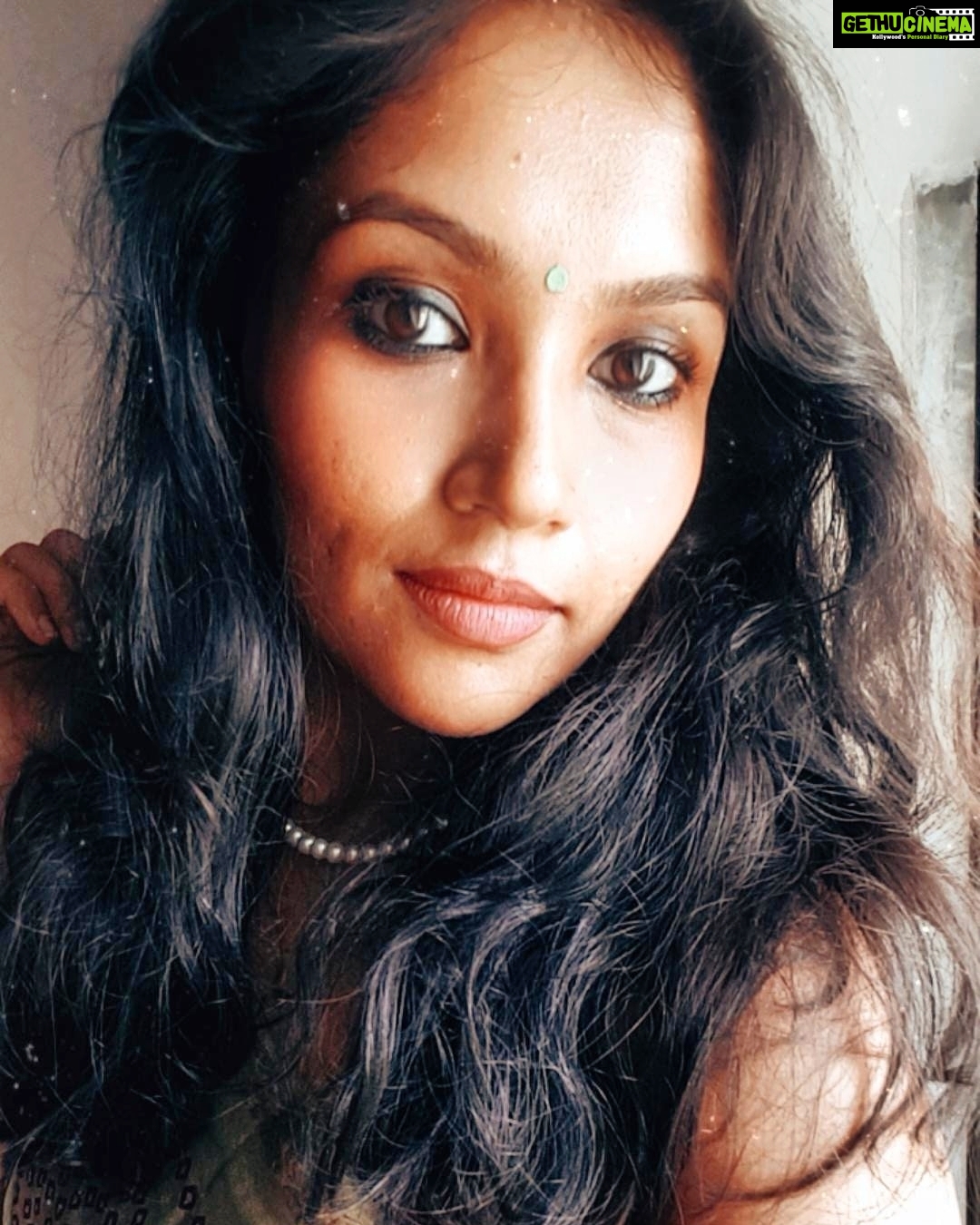 Shruti Bapna Instagram - Hola🙋🏻♀️ . . . . . #sari #saree #bandhani #indianwoman #indianactor #mujer #bindi #womenfashion #indianstyle #modellife #actorlife #dusky #morena #shrutibapna #shrutibapnaofficial