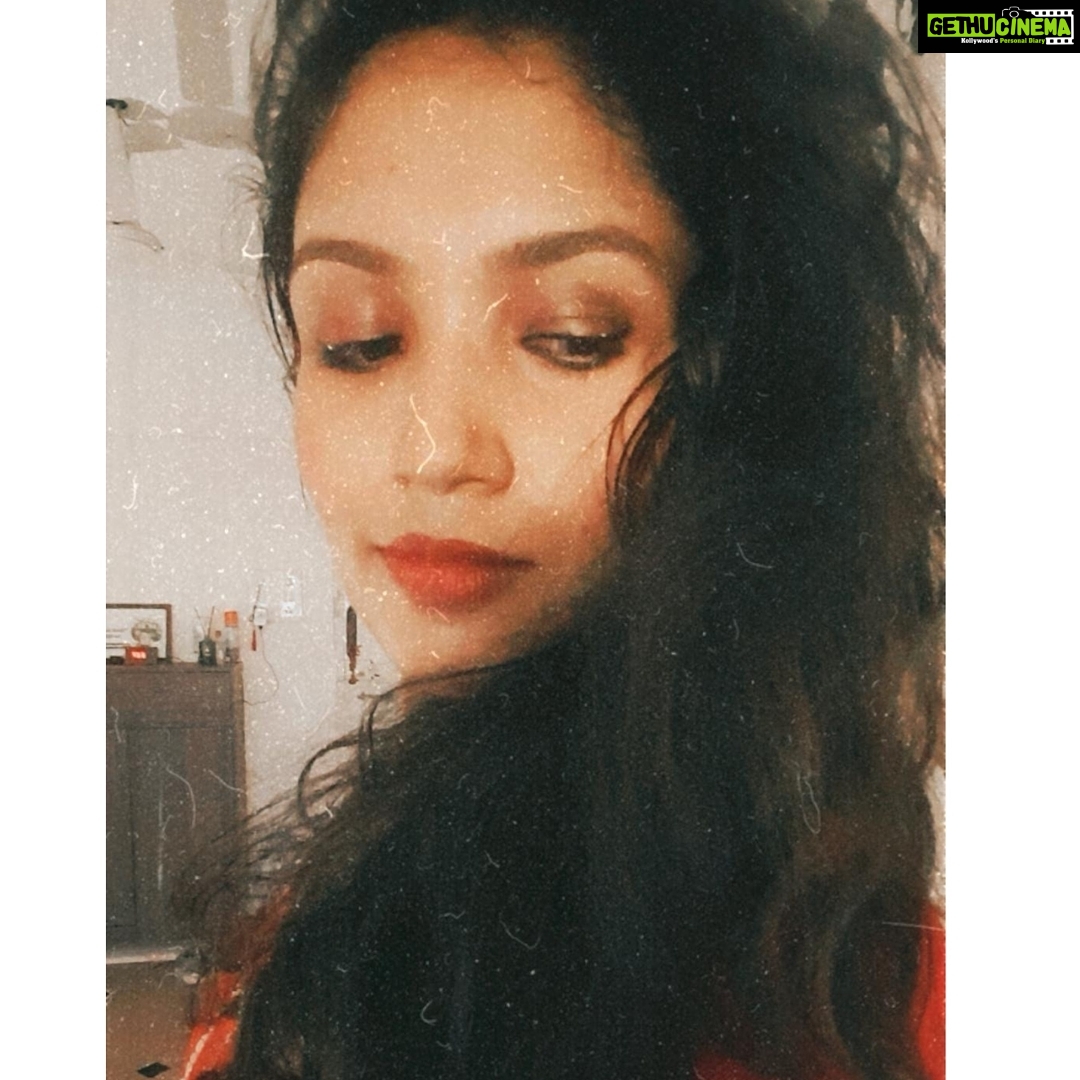 Shruti Bapna Instagram - One of my major challenges in life includes posting on instagram π
Well... after a long days work... chalo instagram instagram khelein ππ€¦ββοΈπ€·ββοΈπββοΈπ #hellojuly #redvibes #friyay #shrutibapna