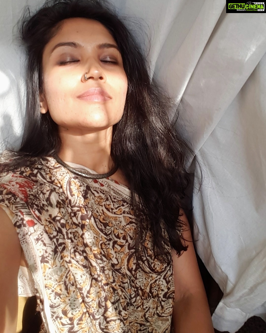 Shruti Bapna Instagram - Work from home😛 #actorlife #ourkindazoommeetings #shrutibapna
