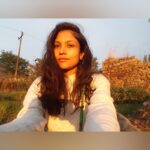 Shruti Bapna Instagram - Sunsets, smiles and dreams🧡💫⛰🌄 . . . . . #shrutibapna #solotraveler #himachaldiaries #beautifulindia #bir In the Fields