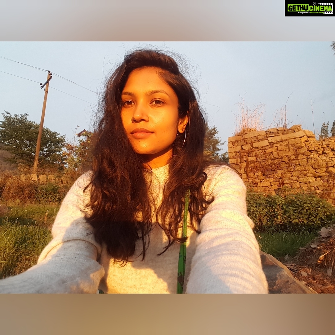 Shruti Bapna Instagram - Sunsets, smiles and dreams🧡💫⛰🌄 . . . . . #shrutibapna #solotraveler #himachaldiaries #beautifulindia #bir In the Fields