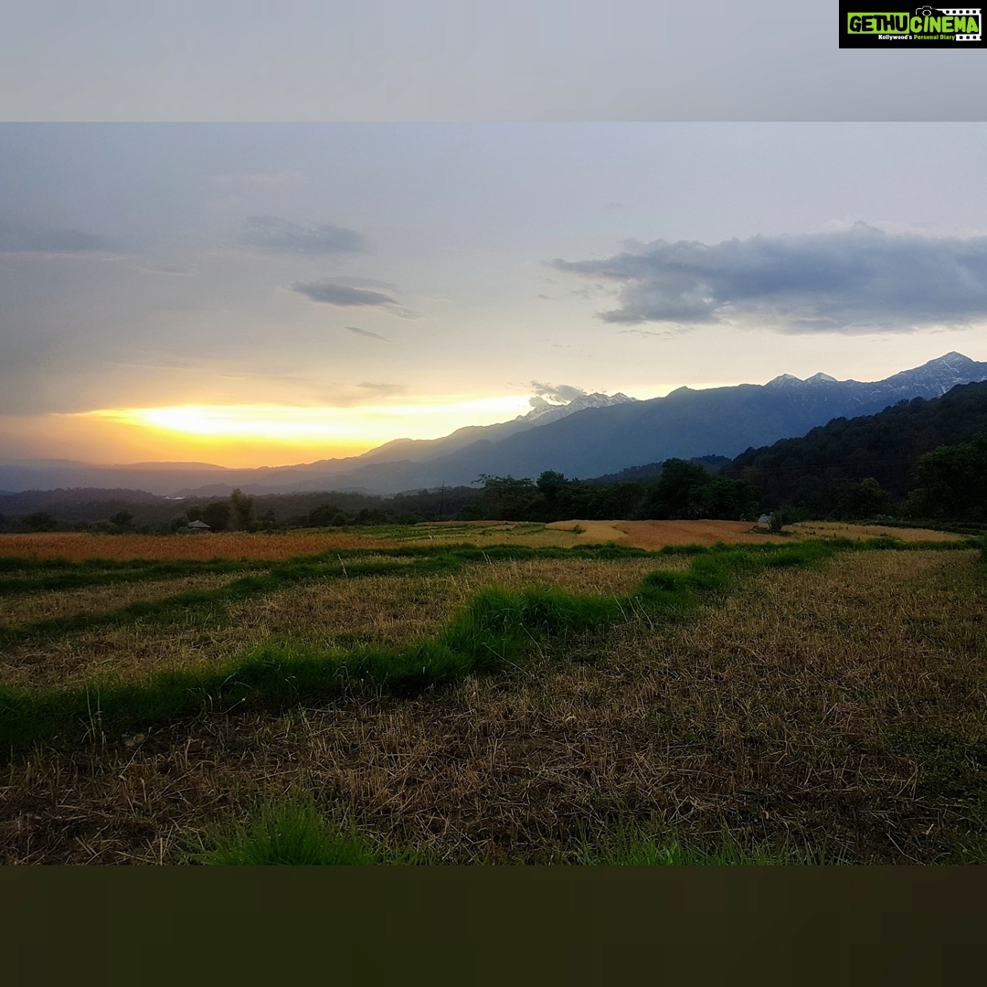 Shruti Bapna Instagram - Sunsets, smiles and dreams🧡💫⛰🌄 . . . . . #shrutibapna #solotraveler #himachaldiaries #beautifulindia #bir In the Fields