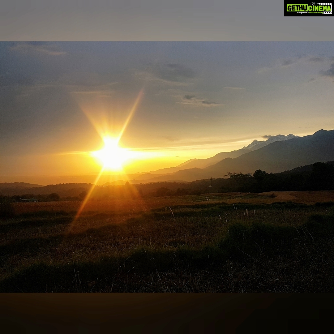 Shruti Bapna Instagram - Sunsets, smiles and dreams🧡💫⛰🌄 . . . . . #shrutibapna #solotraveler #himachaldiaries #beautifulindia #bir In the Fields