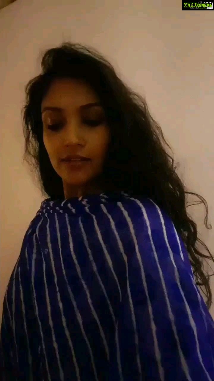 Shruti Bapna Instagram - Happy Sunday!🐛 Old is gold👀💘 . . . . . #ishaaronishaaronmein #oldhindisongs