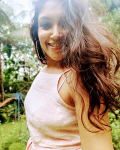 Shruti Bapna Instagram - Birthday 2021... turning a year older has been exciting this year🤣😅 
Thank you guys for your beautiful wishes!!❤👏
#birthdayqueen  #capricorn #capricornwoman #shrutibapna