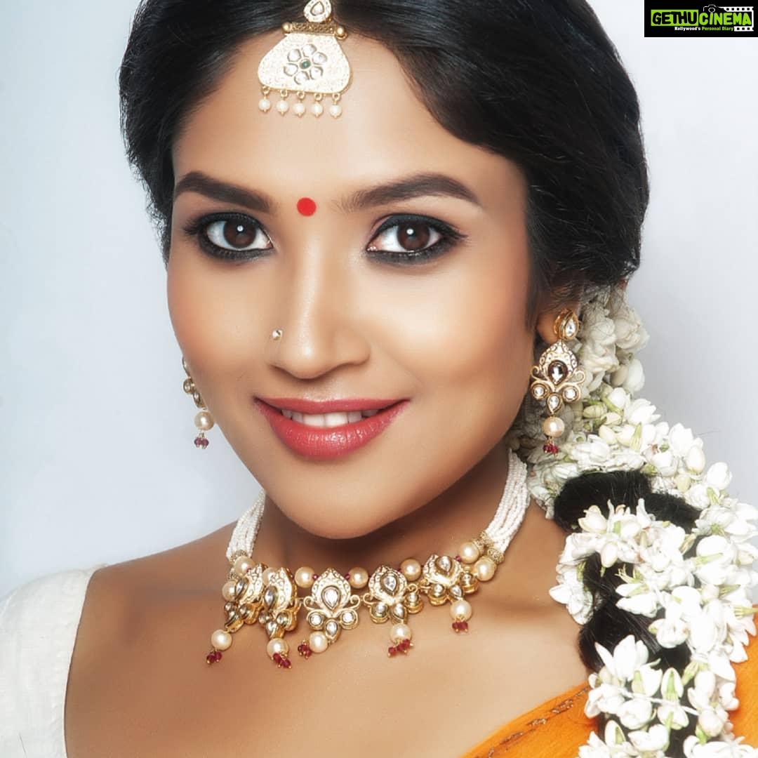 Shruti Bapna Instagram - We play... with looks 🤪😌 #flashback #actorslife #southstyle #indianwoman #looks #photoshoots #sari #saree #gajra #indianlook #colorful #shrutibapna
