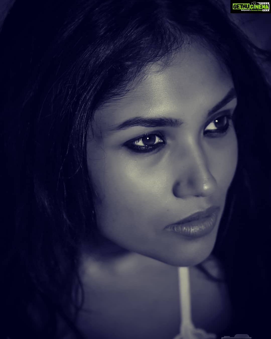 Shruti Bapna Instagram - Keep the soul lit✨ 📸 @kb.photography_official #focused #weekendmotivation #findyourlight #lightattheendofthetunnel #divinetiming #shrutibapna