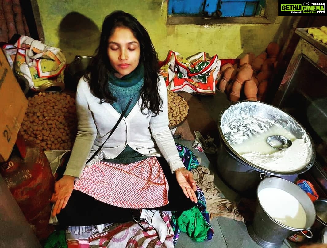 Shruti Bapna Instagram - It's important to meditate a lil before indulging😝 Don't miss the last pic to see what magic we miss now 😅 #tbt #throwbackthursday #vrindavan #shrikrishna #mahashivratri #gopeshwarmahadev #peda #indiansweets #vibes #shrutibapna Vrindavan