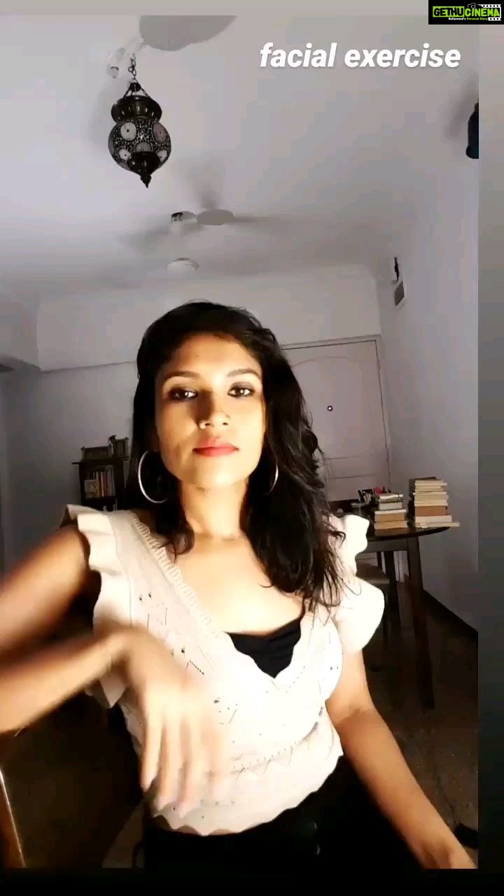 Shruti Bapna Instagram - Facial exercise😛 #faceit #banjatumerirani #moveit #wednesdayvibes #keepsmiling #breathe #okbye