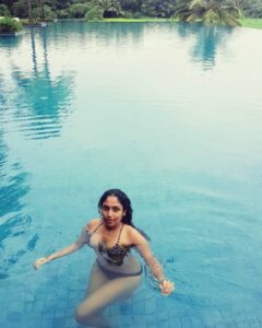 Shruti Bapna Instagram - Right now just swimming through life😅💙🍹🏊‍♀️
#infinitypool #throwbacksaturday #palmtrees #swimming #aliladiwagoa