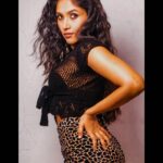 Shruti Bapna Instagram – ✌🙂🐆
.
.
.
.
.
#leopardprint #photoshoots #throwbacksunday #curlyhairday #brownskingirl #powerful #actorslife #indianmodel #brownlips #shrutibapna