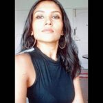 Shruti Bapna Instagram - Am a strong believer... in dark chocolate😋🍫 . . . . . #saturdayvibes #darkchocolatelover #darkchocolate #brownskingirls #blackdress #hoops #believer #morena #morenailuminada #sábado #homeselfie #homebody #shrutibapna