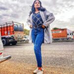 Shruti Bapna Instagram – Be careful of your friends when on a road trip 🤭🧐 Happy friendship day 😜🤗🌺
.
.
.
.
.
#breatheintotheshadows #happyfriendshipday #friendshipday #roadtrip #highway #drive #travelphotography #travellerlife #actorslife #webseries2020 #amazonprime #indianwebseries