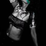 Shruti Bapna Instagram - 🖤🤍 . . . . . #hairama #bodyart #blackandwhitephotography #photographyart #tattoo #africanart