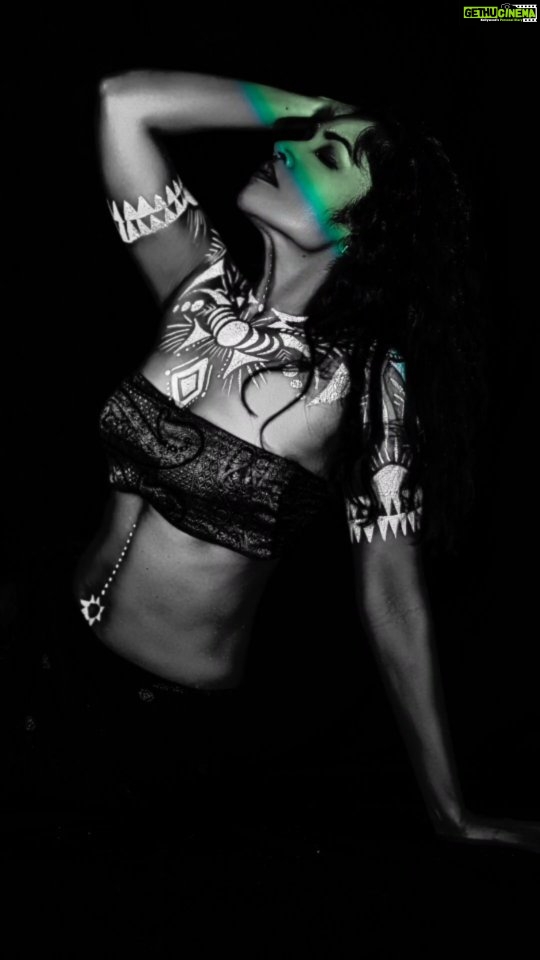 Shruti Bapna Instagram - 🖤🤍 . . . . . #hairama #bodyart #blackandwhitephotography #photographyart #tattoo #africanart