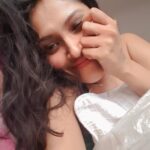 Shruti Bapna Instagram - Lazy selfie day 💚 #siesta #norush #napitout