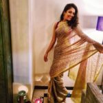Shruti Bapna Instagram - Sending you all some more Diwali love and wishes to keep the hopes and dreams high💕 Stay happy stay healthy💜 Photographer for the night @rubybapna👏 An extra piece of milk cake for you for all your efforts😛😘 #diwali2020 #indiantradition #sareelove #bandhanisaree #positivevibrations #staysafe #spreadlove #shrutibapna Mumbai, Maharashtra
