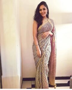 Shruti Bapna Instagram - Sending you all some more Diwali love and wishes to keep the hopes and dreams high💕 Stay happy stay healthy💜
Photographer for the night @rubybapna👏
An extra piece of milk cake for you for all your efforts😛😘
#diwali2020 #indiantradition #sareelove #bandhanisaree #positivevibrations #staysafe #spreadlove #shrutibapna