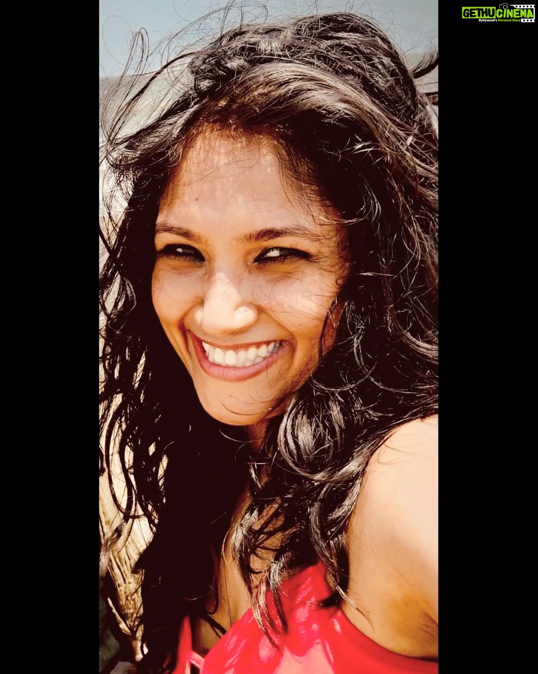 Shruti Bapna Instagram - Hehehehe this heat is not funny at all 😥🤪 . . . . . #redress #beach #mumbai #shoot #shrutibapna