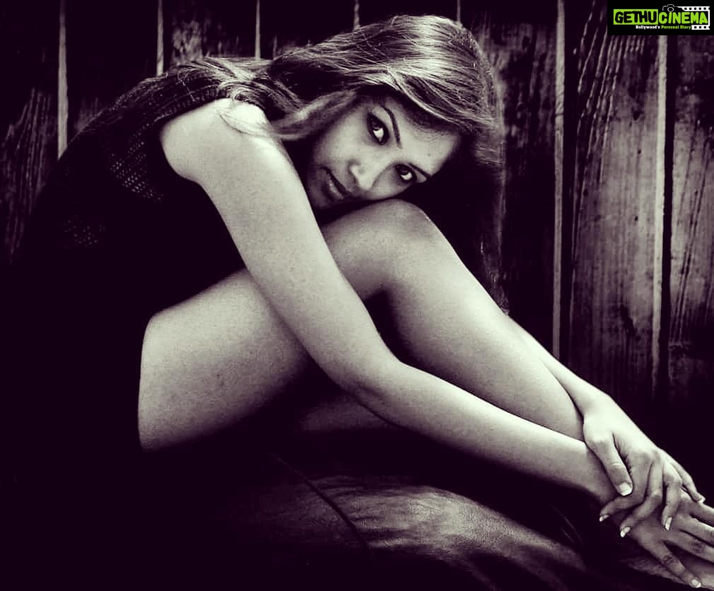 Shruti Bapna Instagram - 10 years back! 🙂 clicked by my dear friend @anshul.vijayvargiya 🤗 #throwbackthursday #blackandwhitephotography #photography #photooftheday #dreamy #classicstyle #nostalgia #kohleyes #simpleglam #actorslife #adventurelife #shrutibapna