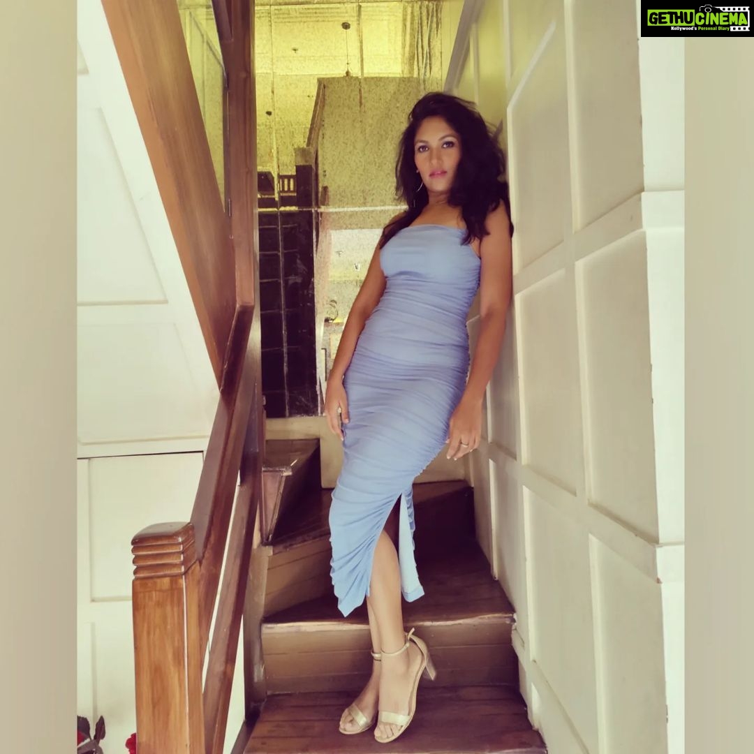 Shruti Bapna Instagram - 💙 . . . . . #Chitrakut #promotions #delhidiaries #bluedress #bodycondress #bollywoodmovies #maanle #arijitsingh