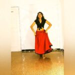 Shruti Bapna Instagram – Dancing to one of my all time fav monsoon melodies💃 This song is 💕💕💕
.
.
.
.
.
#chupkese #saathiya #dance #bollywooddance #bollywoodsongs #dancer #monsoonvibes #ranimukherjee #indiandance #indiandancer #instadance #sundayfeels #bailaoras #sábado #bailando #shrutibapna Mumbai, Maharashtra